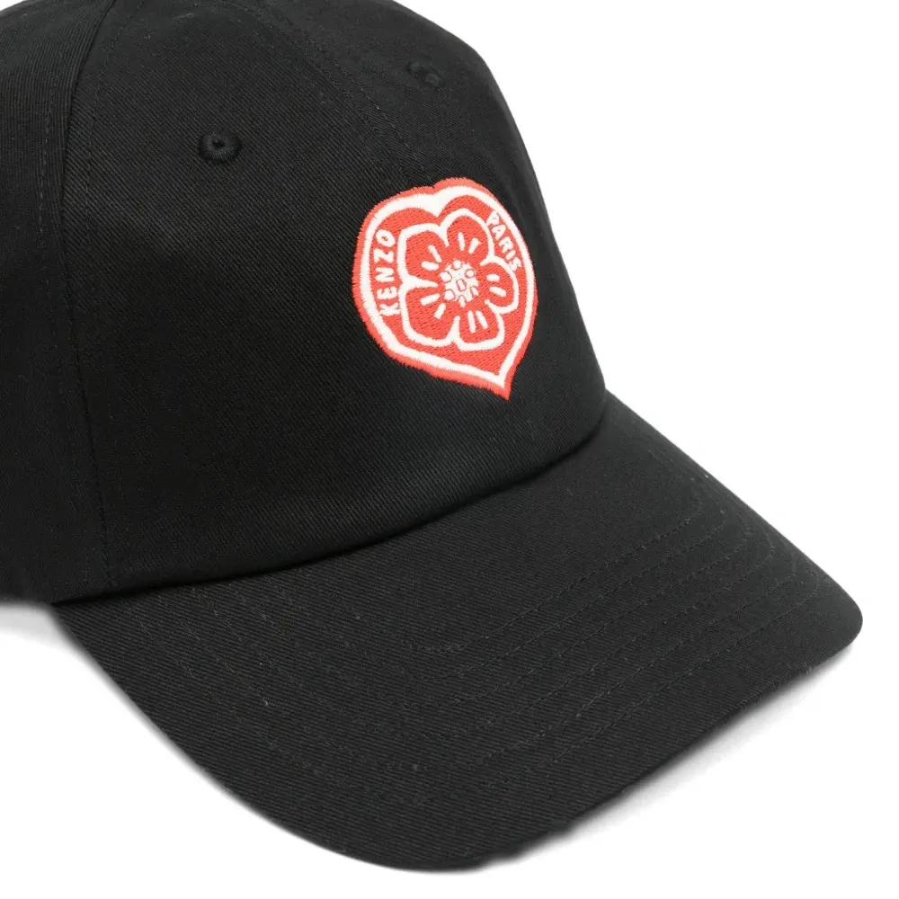 Бейсболка с нашивкой-логотипом