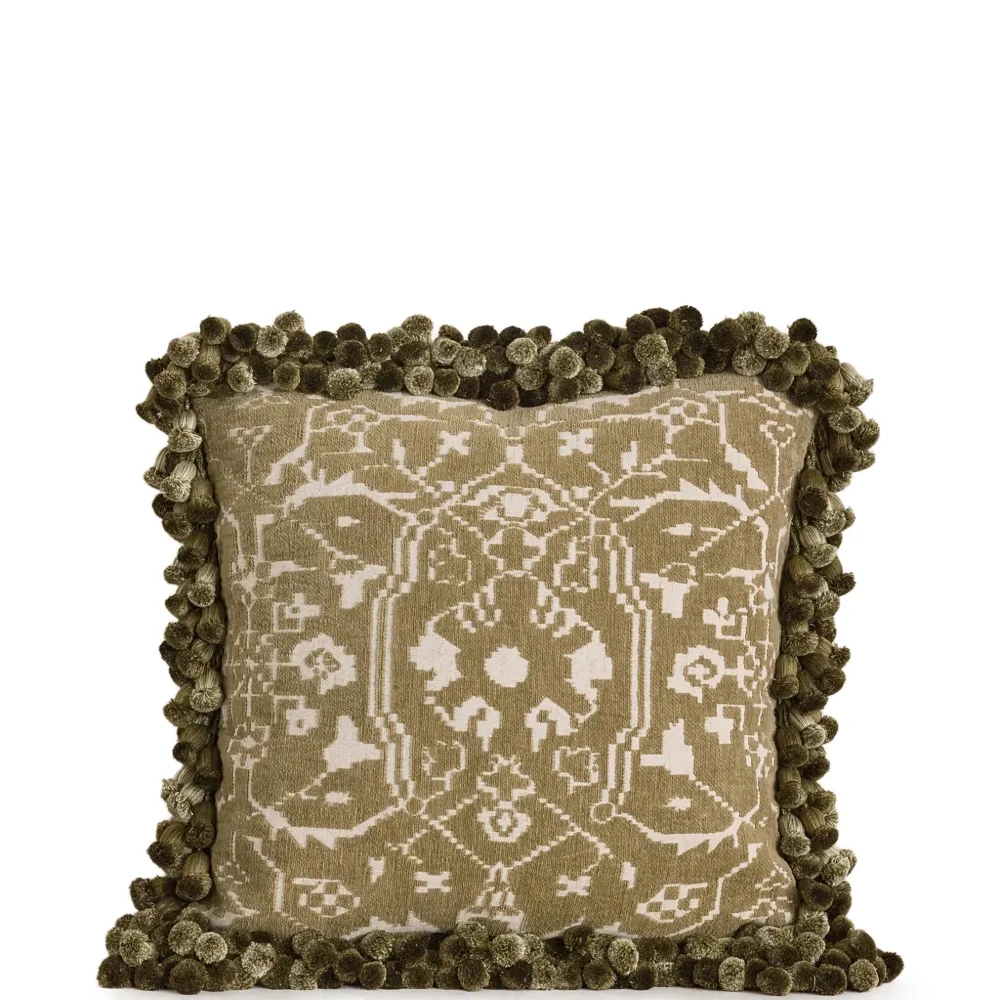 Подушка с помпонами