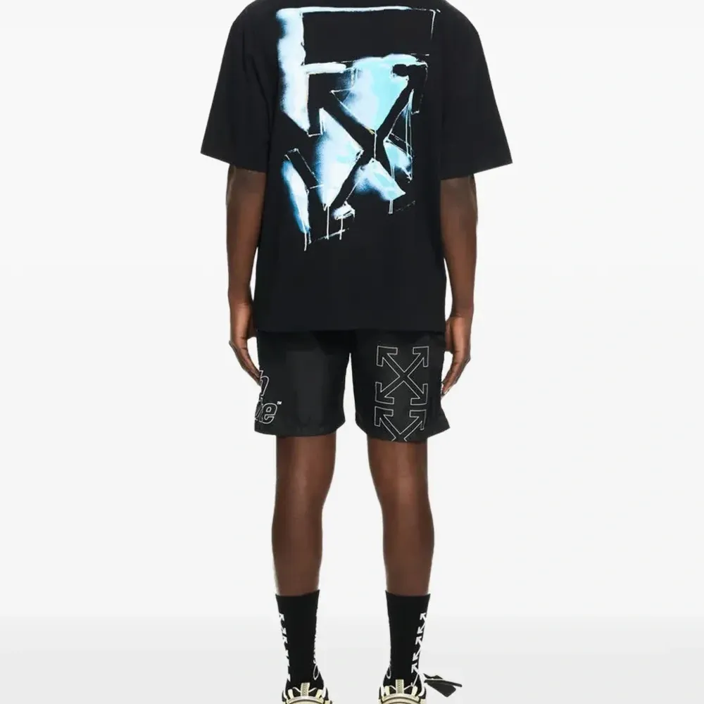 Футболка с 3D-принтом в виде стрелы