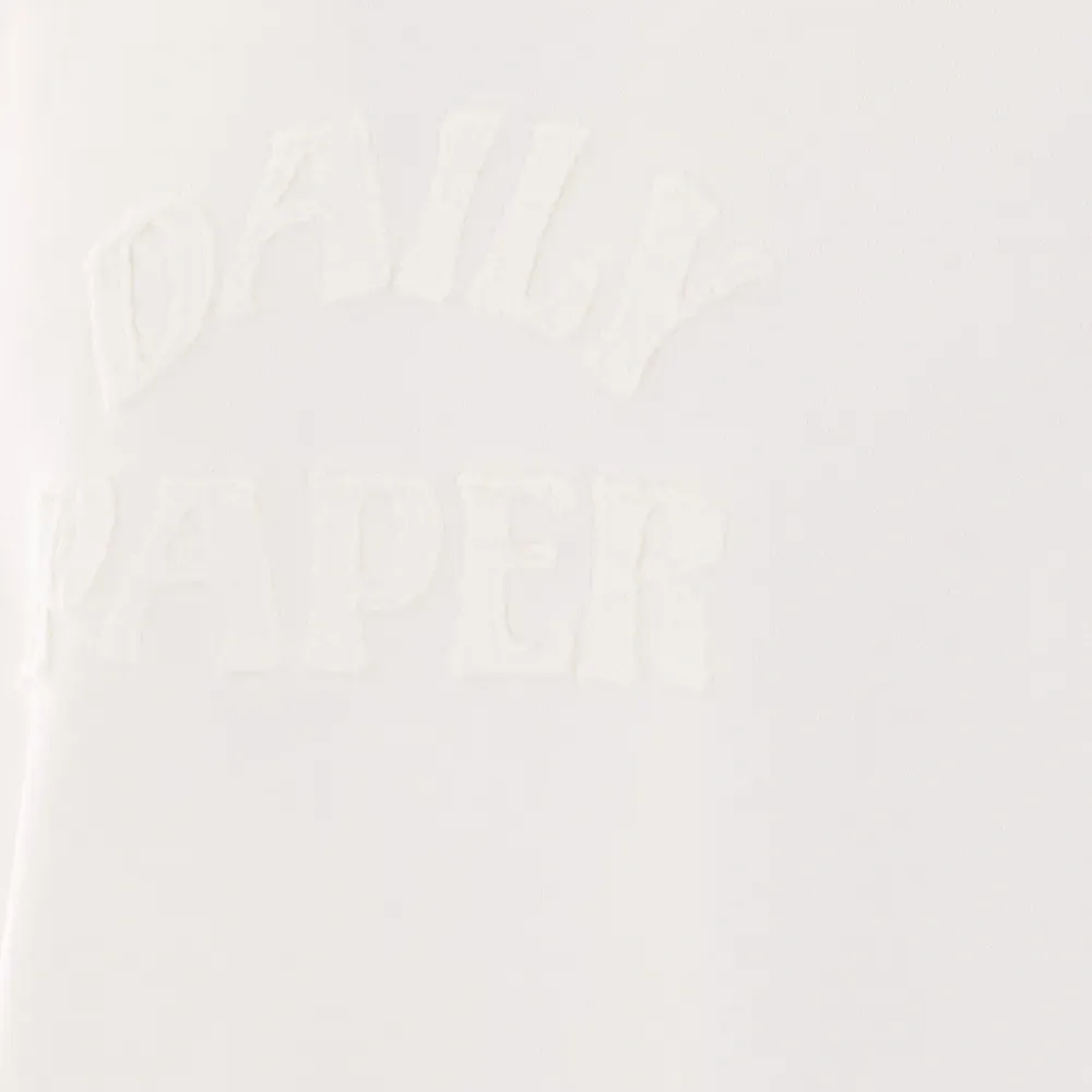 Футболка с тисненым логотипом