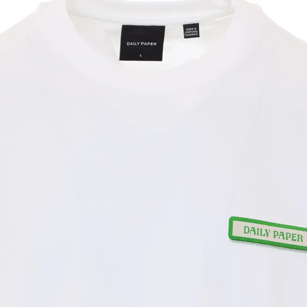 Футболка с принтом в виде освежителя воздуха и щита