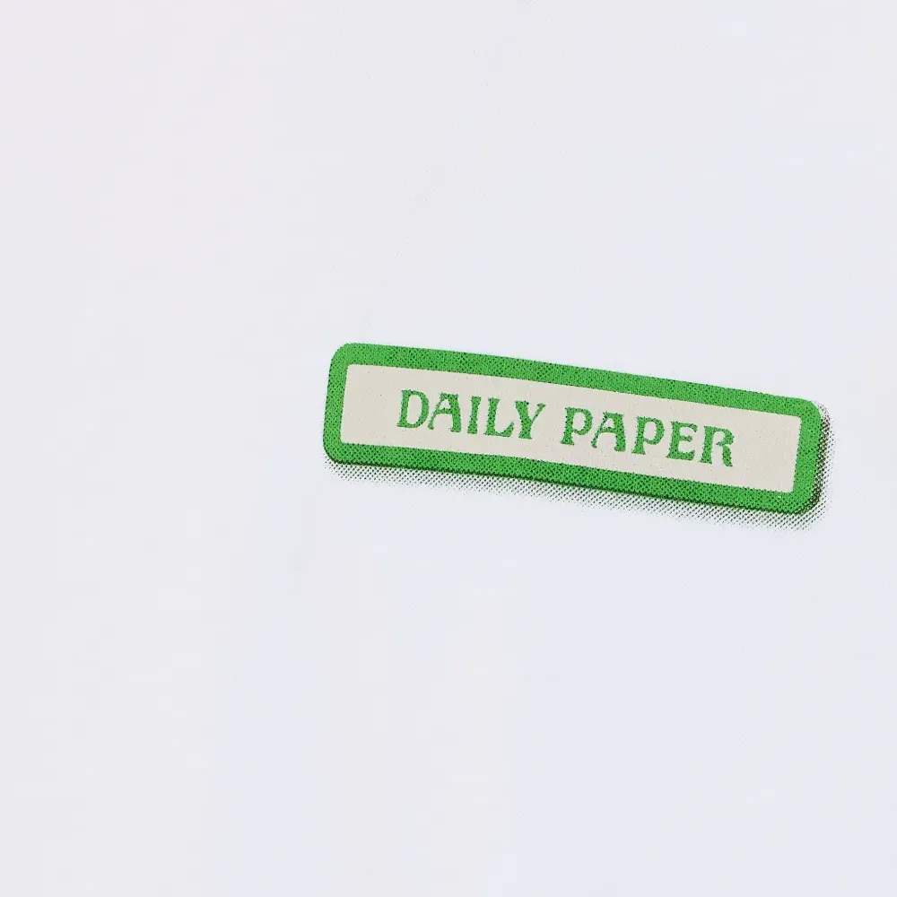 Футболка с принтом в виде освежителя воздуха и щита