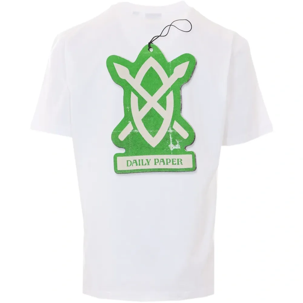 Футболка с принтом в виде освежителя воздуха и щита