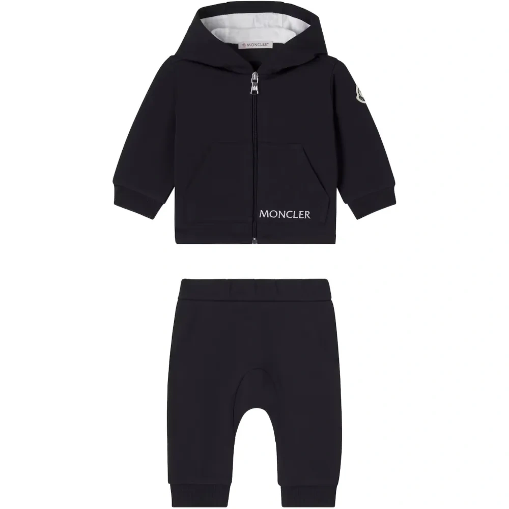 Спортивный костюм с капюшоном и логотипом