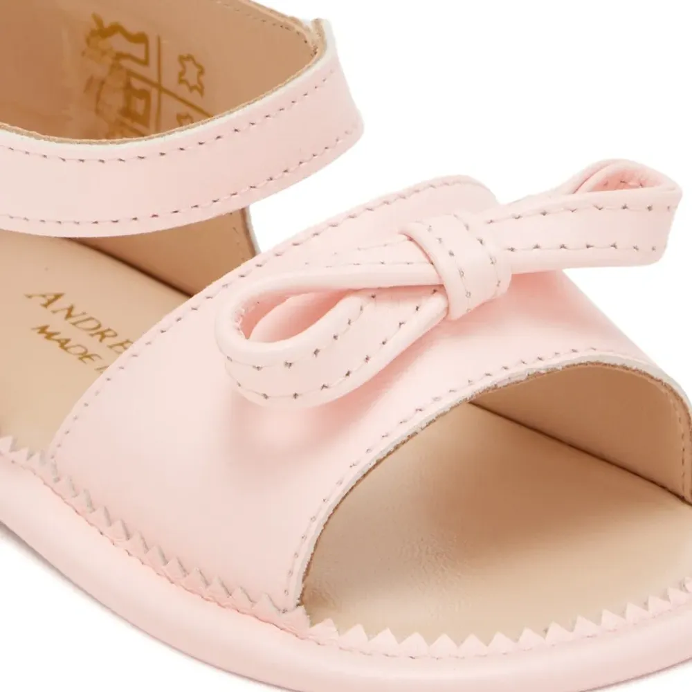 Босоножки с ремешком и бантом