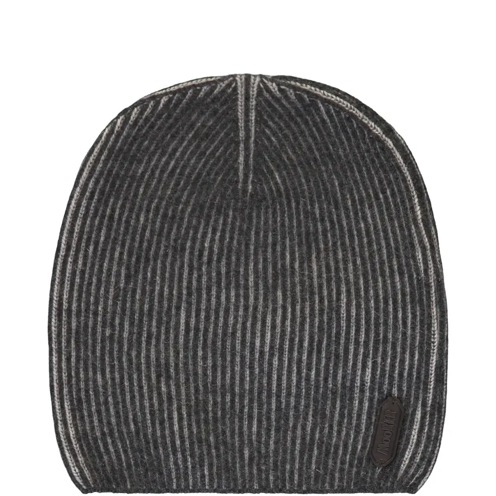 Вязаная шапка-бини