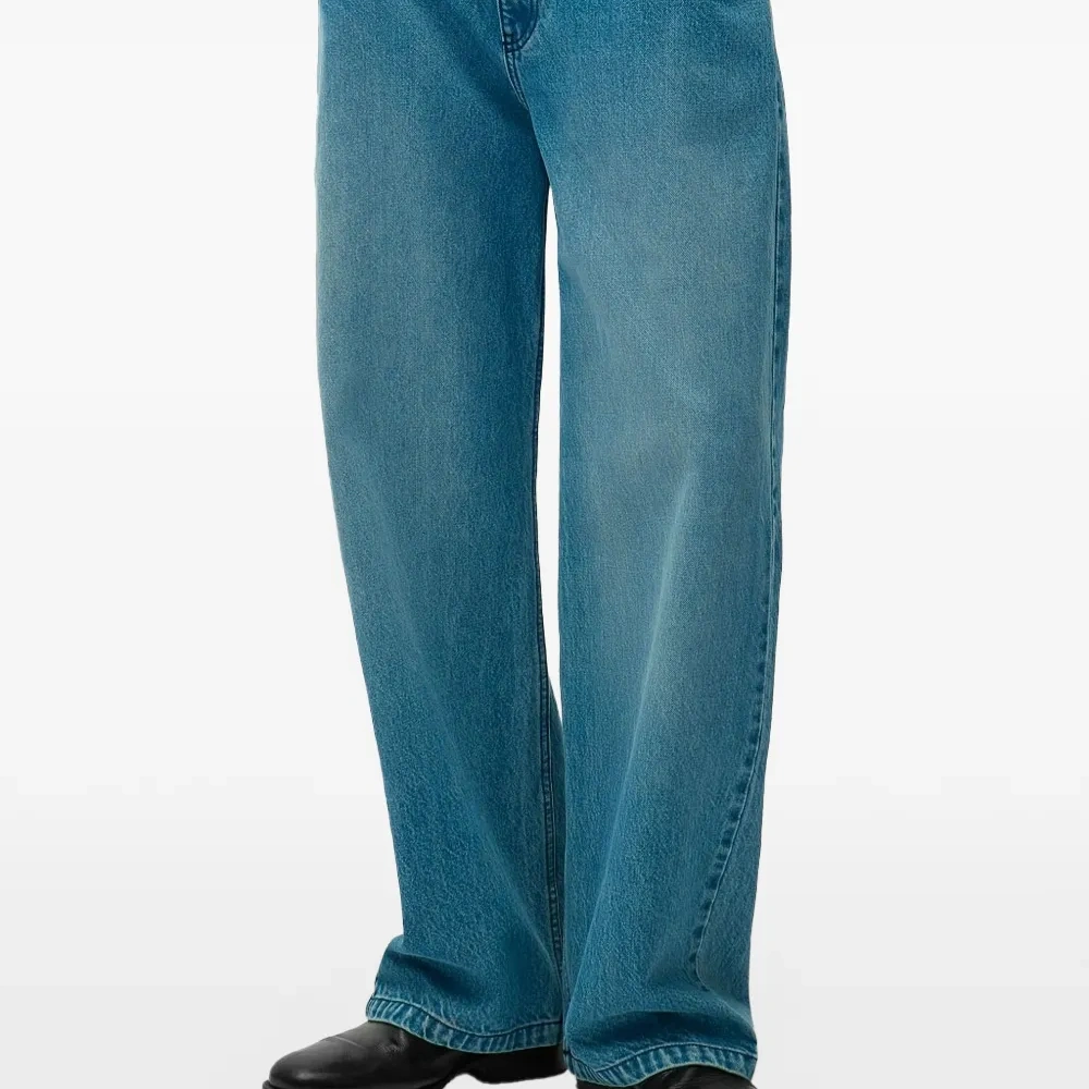 Джинсы с карманом и логотипом