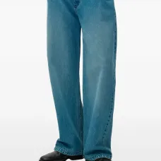 Джинсы с карманом и логотипом Джинсы с карманом и логотипом