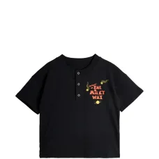 Футболка с наполовину застёжкой на пуговицах и графическим принтом