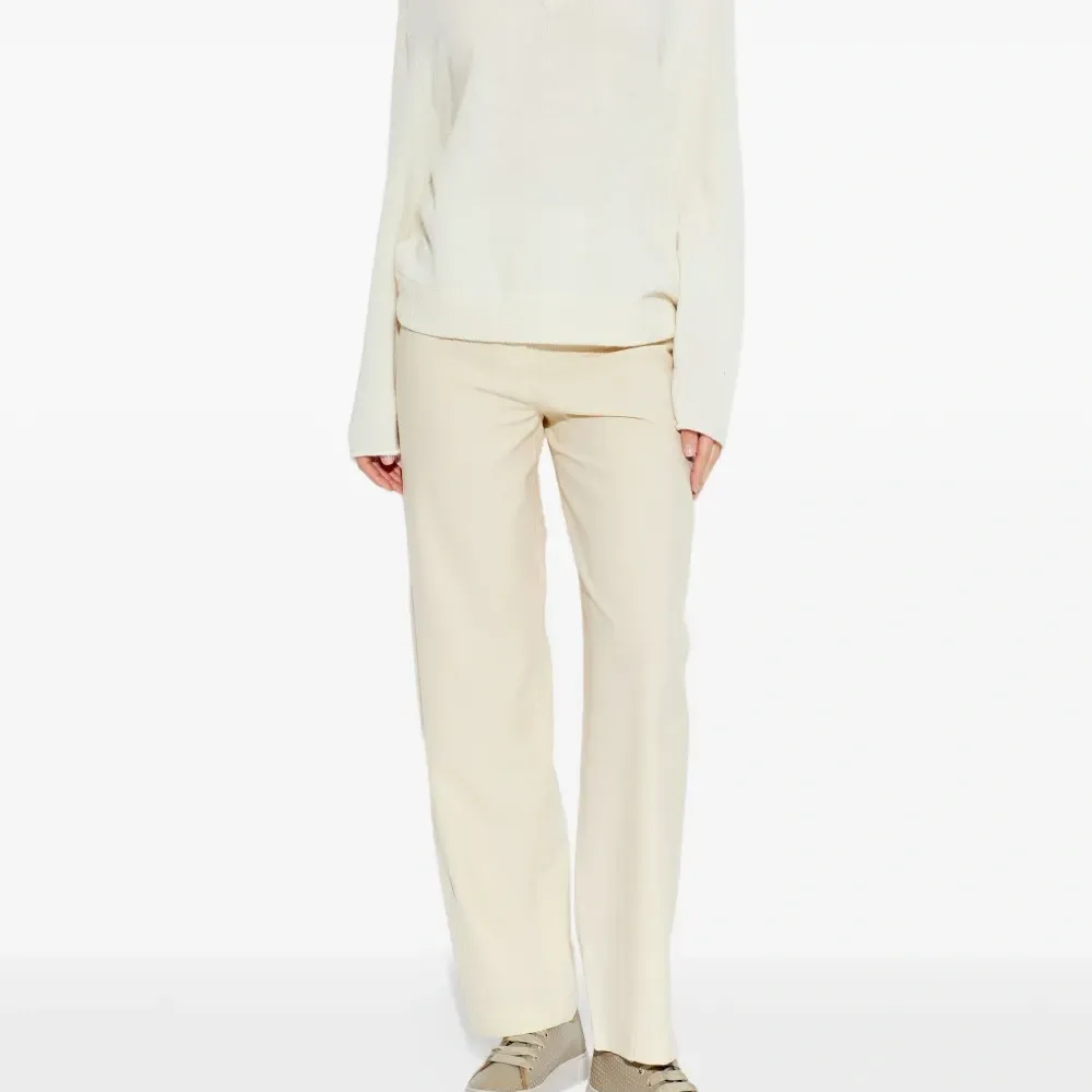 Перфорированные кроссовки на шнуровке