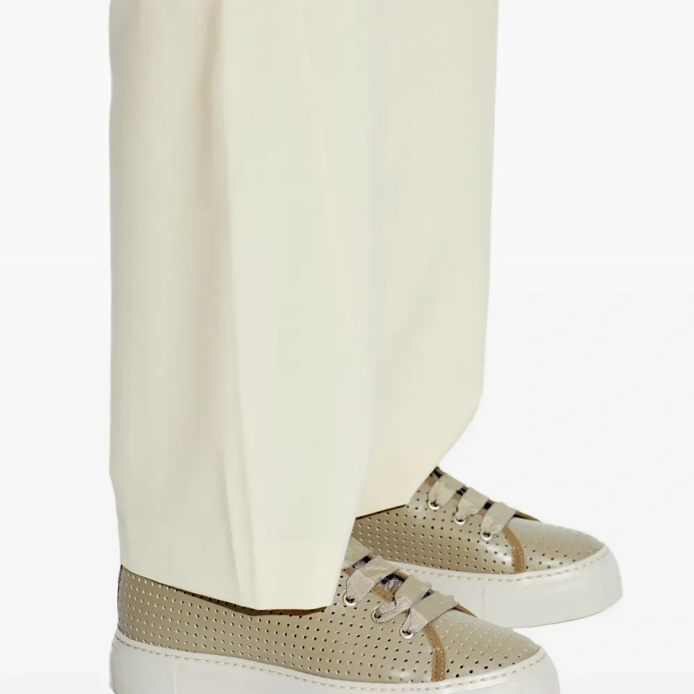 Перфорированные кроссовки на шнуровке