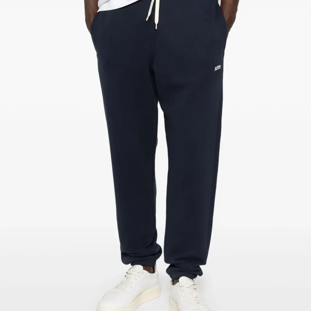 Спортивные брюки с вышитым логотипом