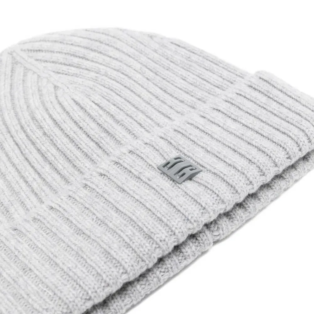 Вязаная шапка с логотипом