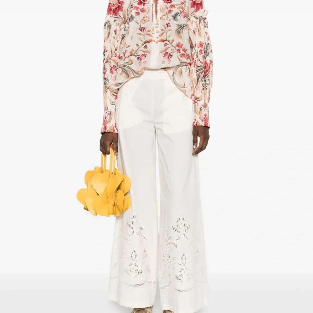 Блуза с V-образным вырезом и цветочным принтом