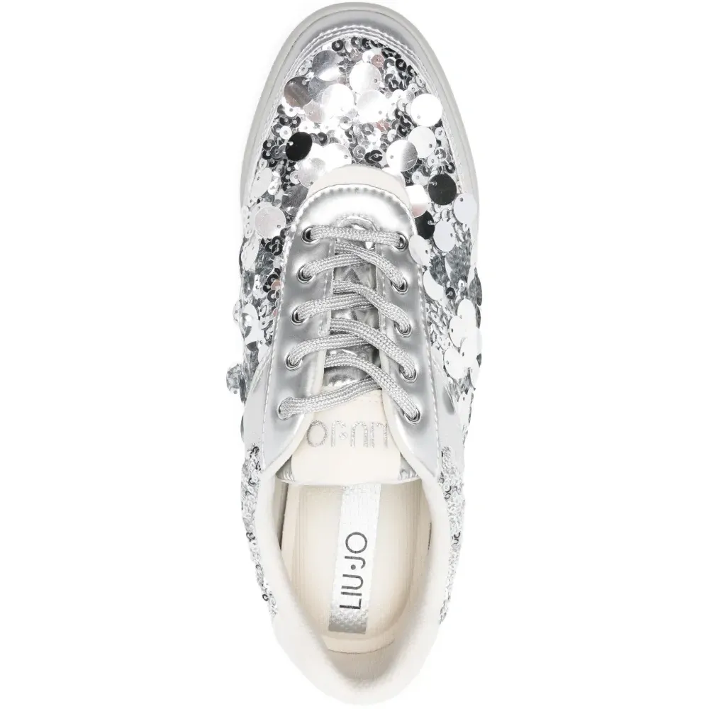 Кроссовки на шнуровке