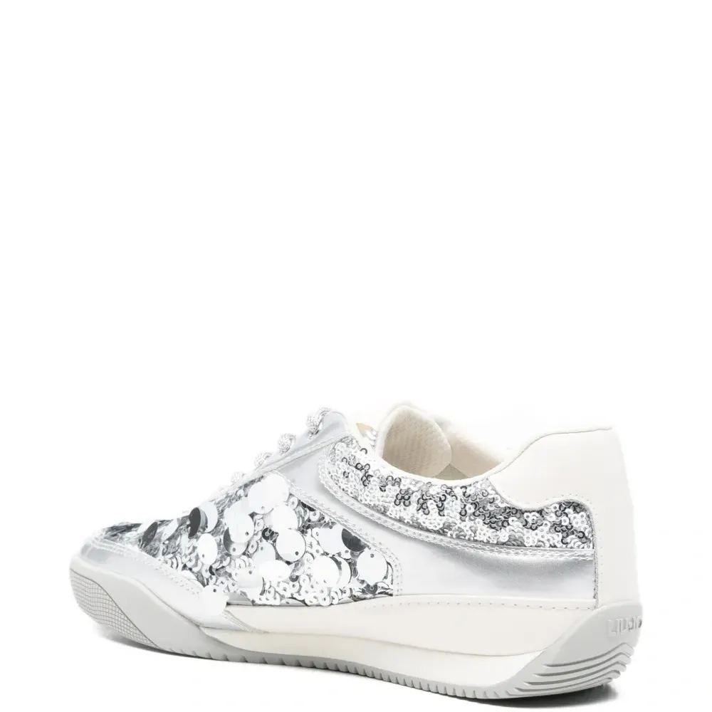 Кроссовки на шнуровке