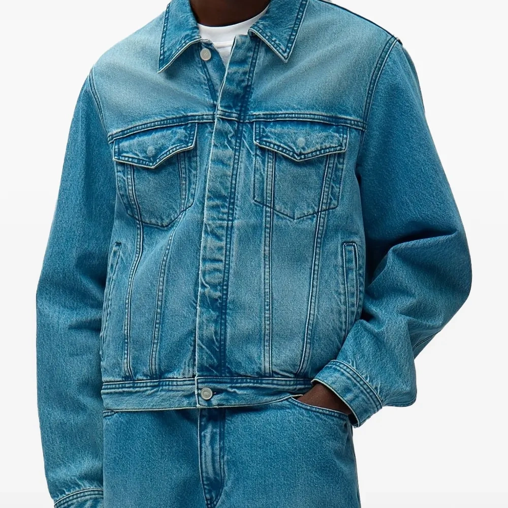 Куртка с вышитым логотипом