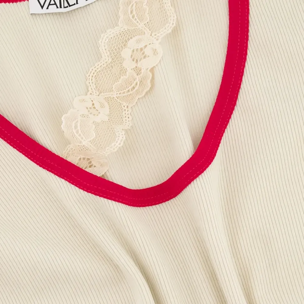 Топ в рубчик с кружевной отделкой