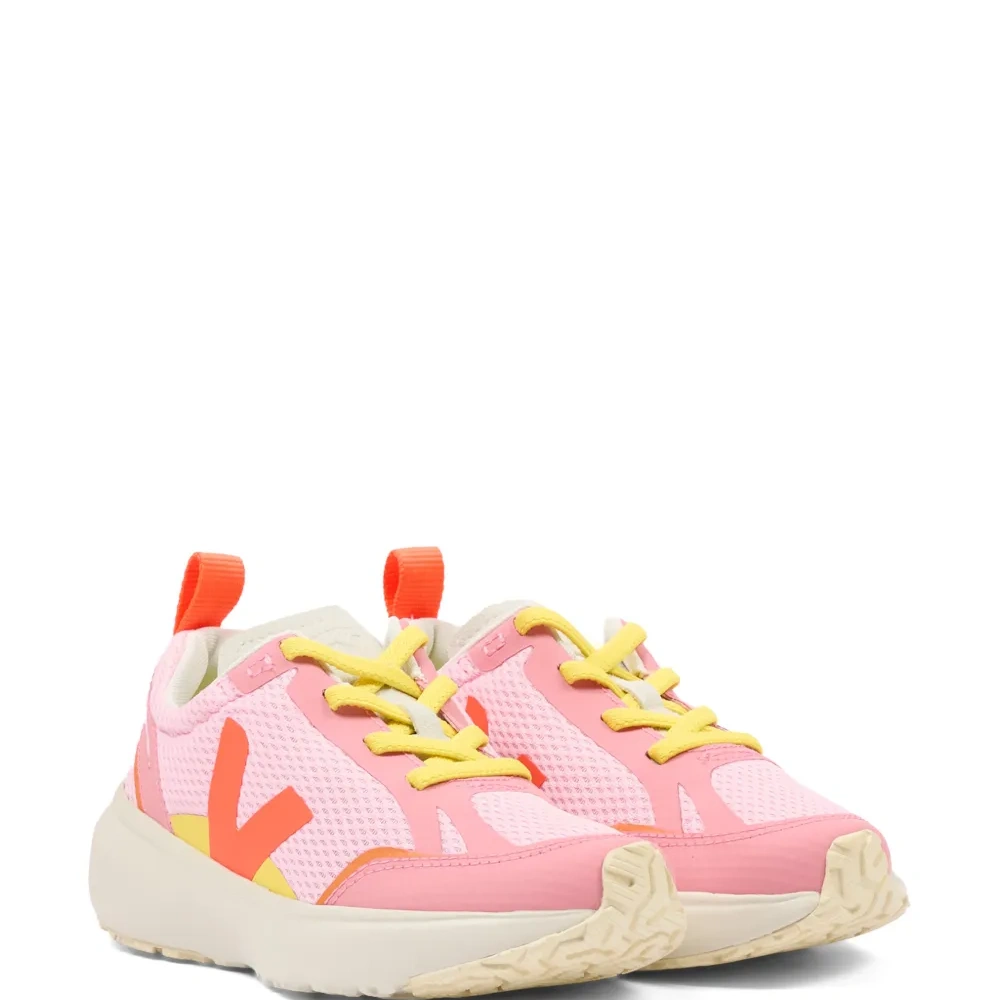 Кроссовки с нашивкой-логотипом