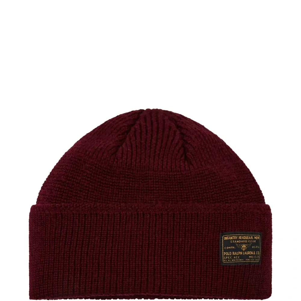 Красная вязаная шапка