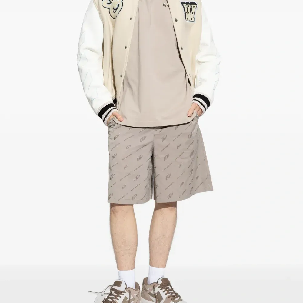 Футболка с логотипом