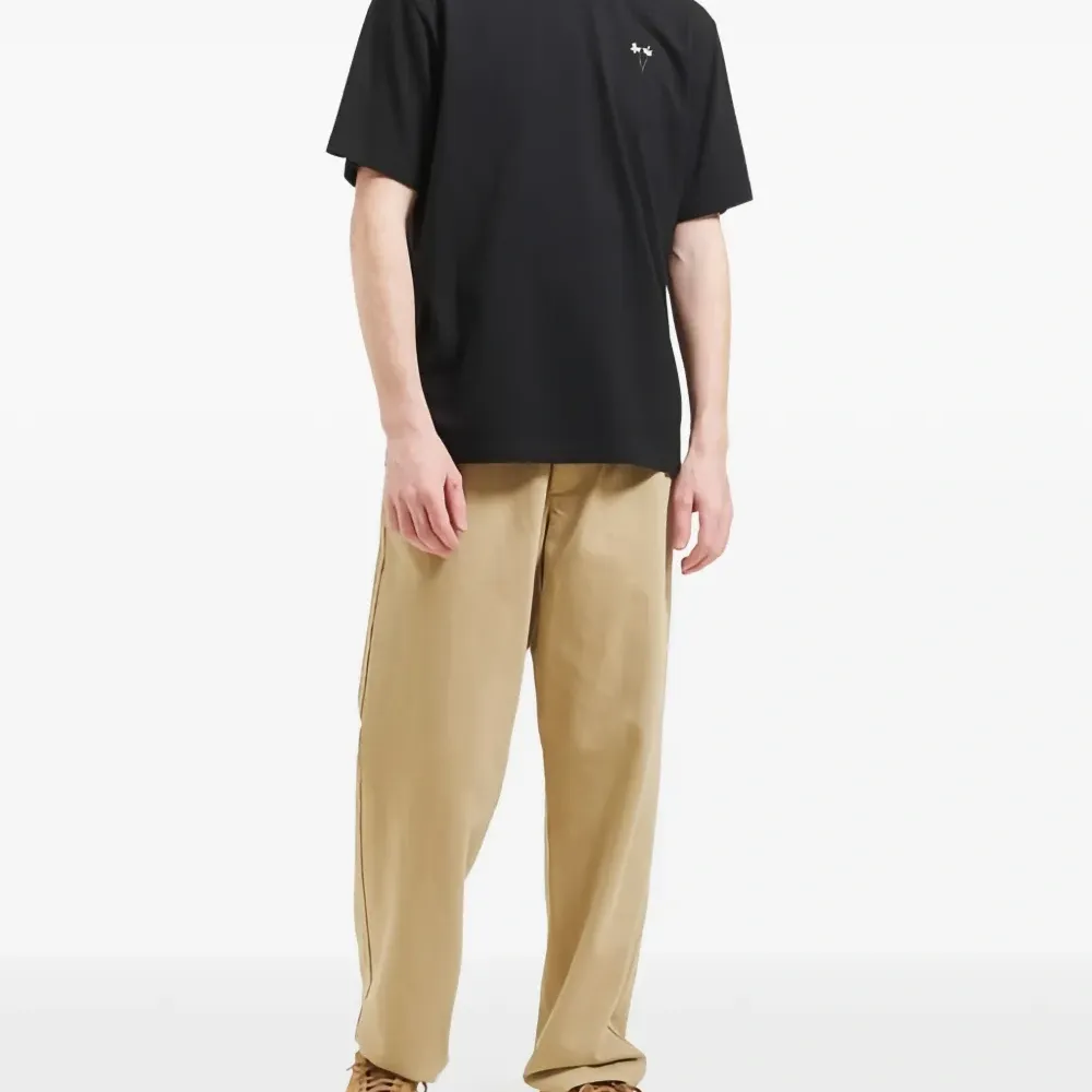 Футболка с вышивкой в виде цветов