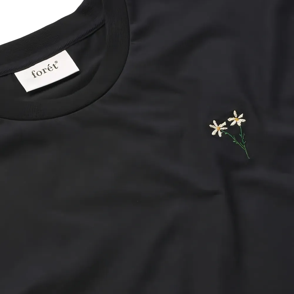 Футболка с вышивкой в виде цветов