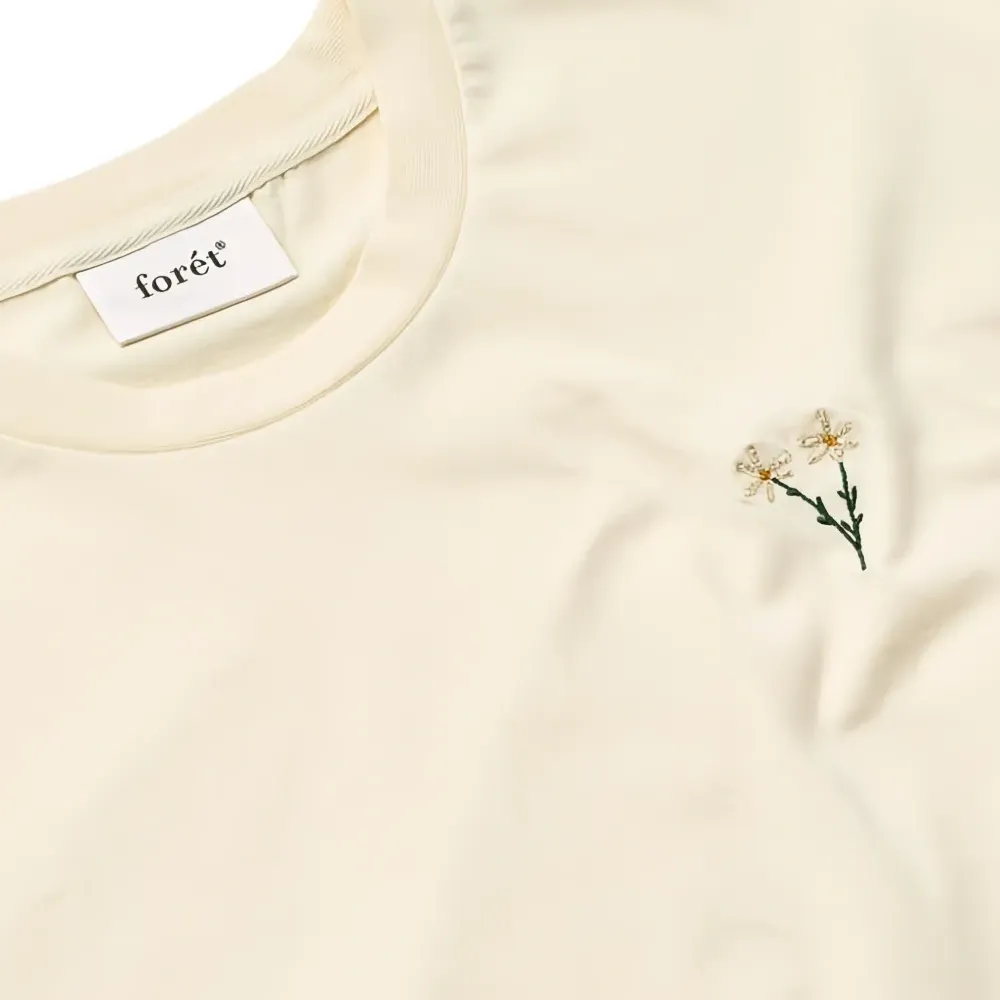 Футболка с вышивкой в виде цветов