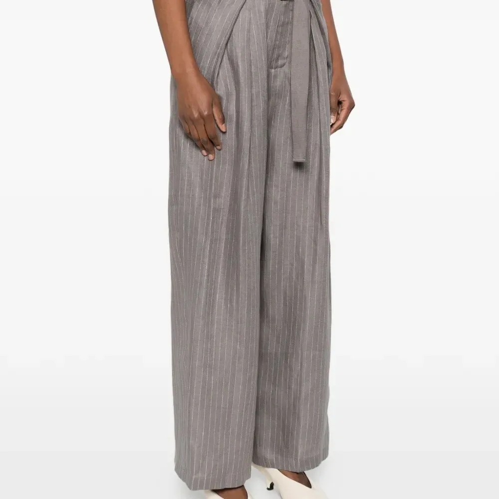 Брюки с полосатым принтом и поясом