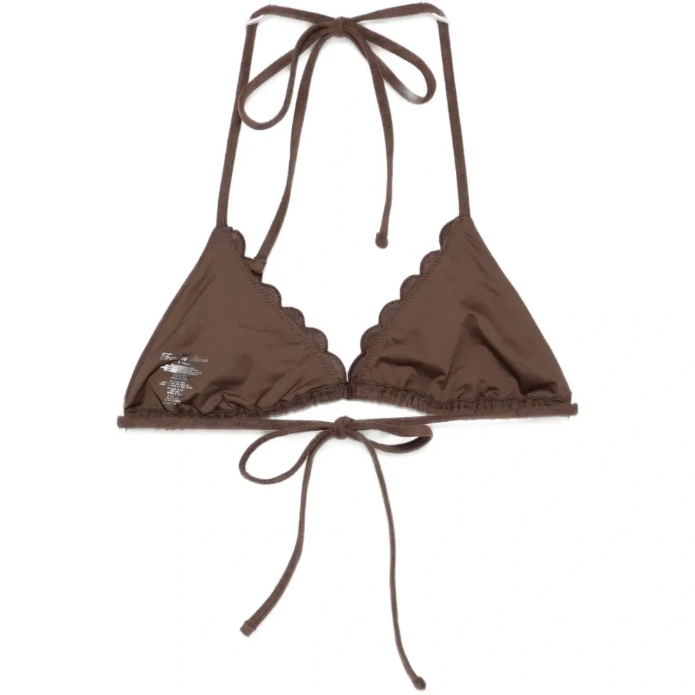 Бикини-топ с цветочными аппликациями и зубчатым краем Бикини-топ с цветочными аппликациями и зубчатым краем