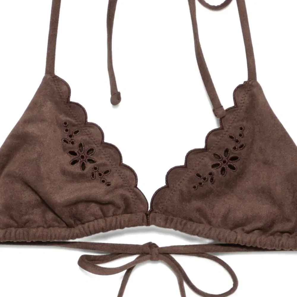 Бикини-топ с цветочными аппликациями и зубчатым краем Бикини-топ с цветочными аппликациями и зубчатым краем