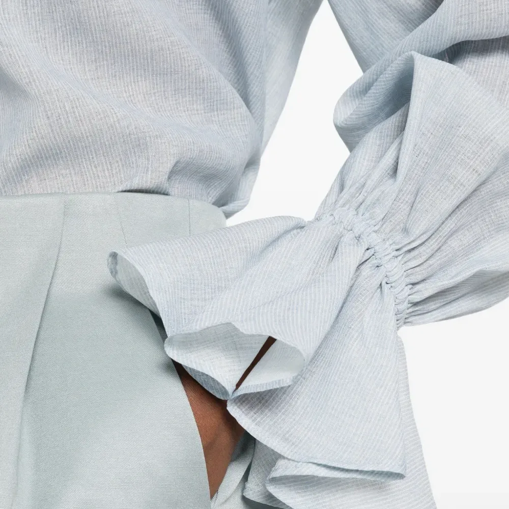 Блузка с оборками на рукавах