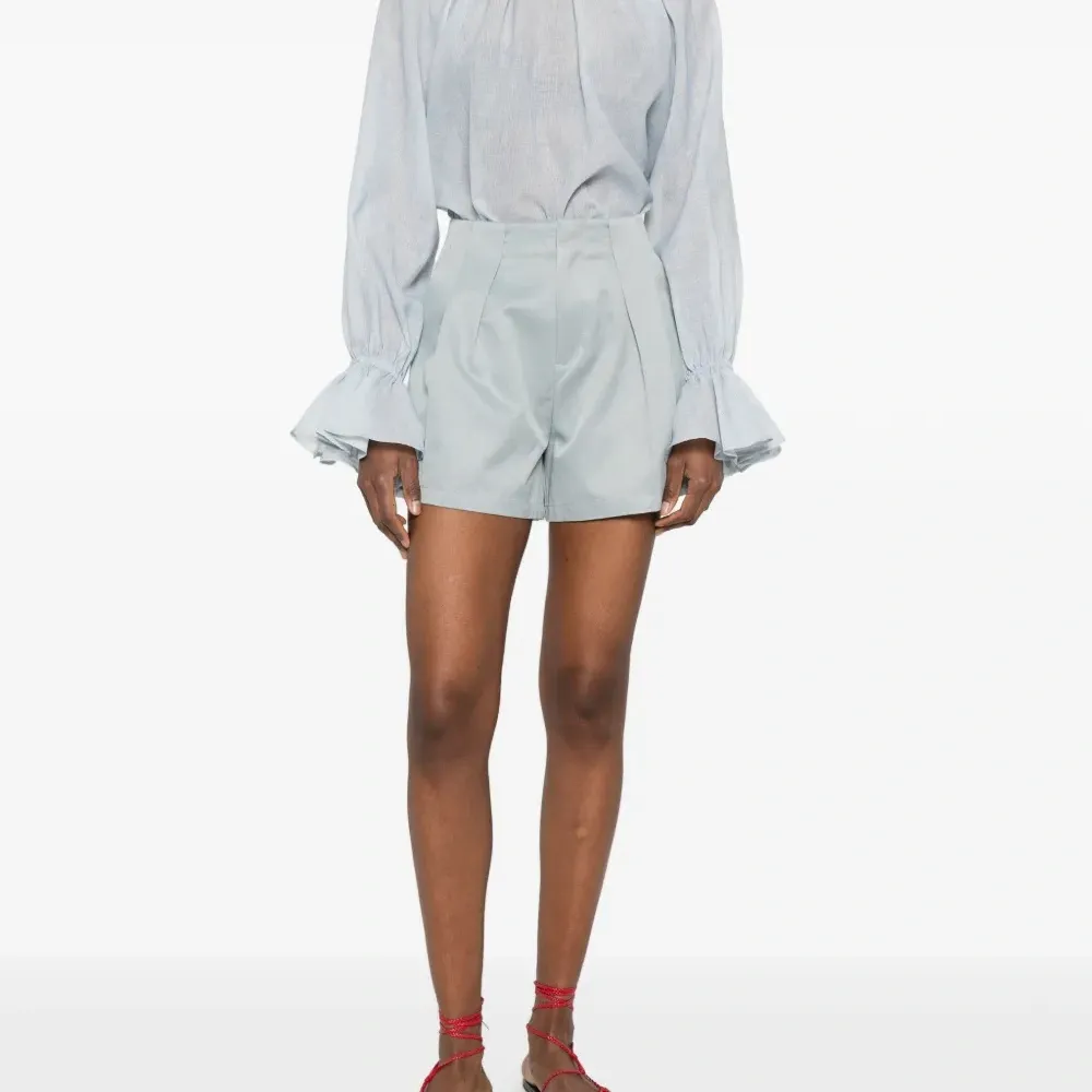 Блузка с оборками на рукавах