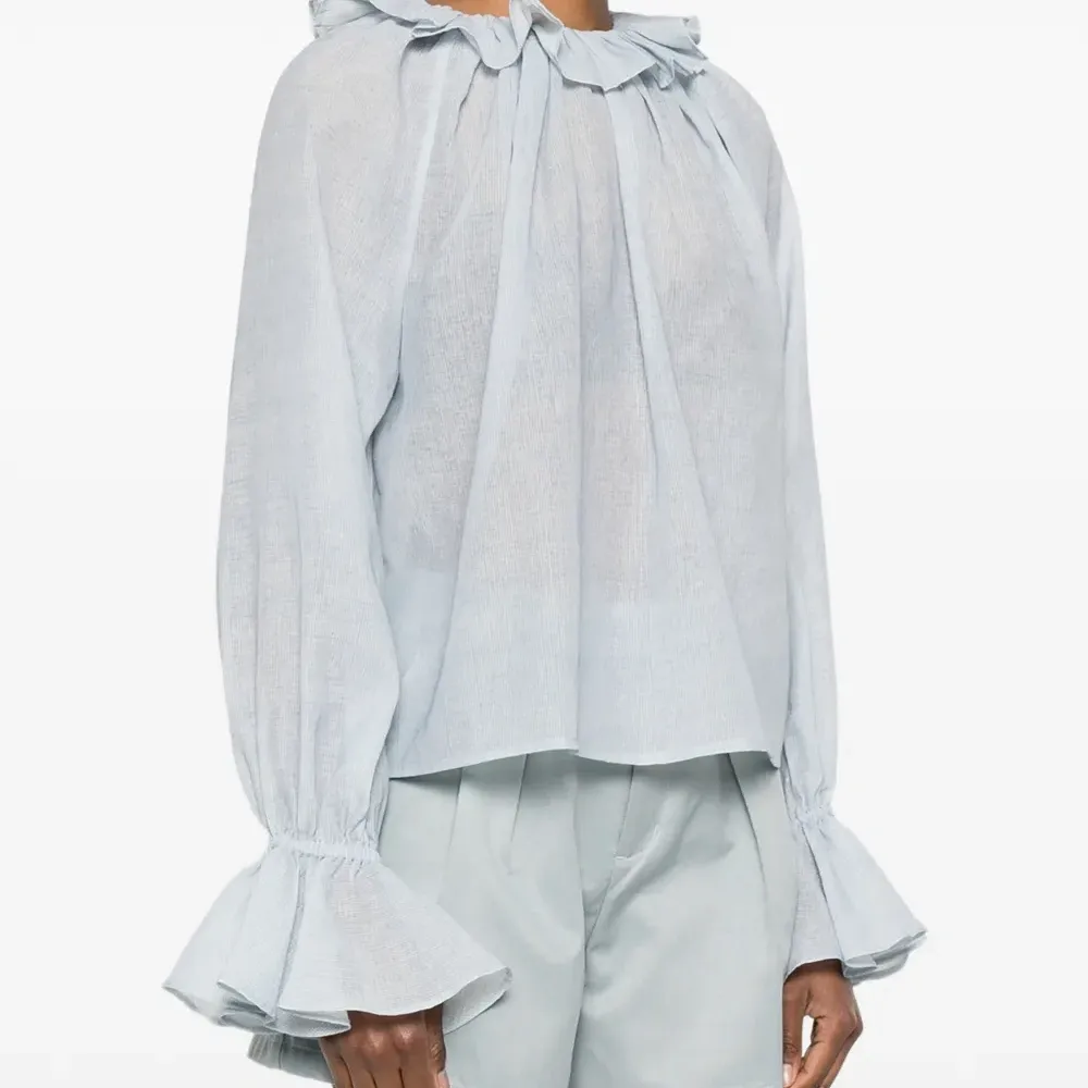 Блузка с оборками на рукавах