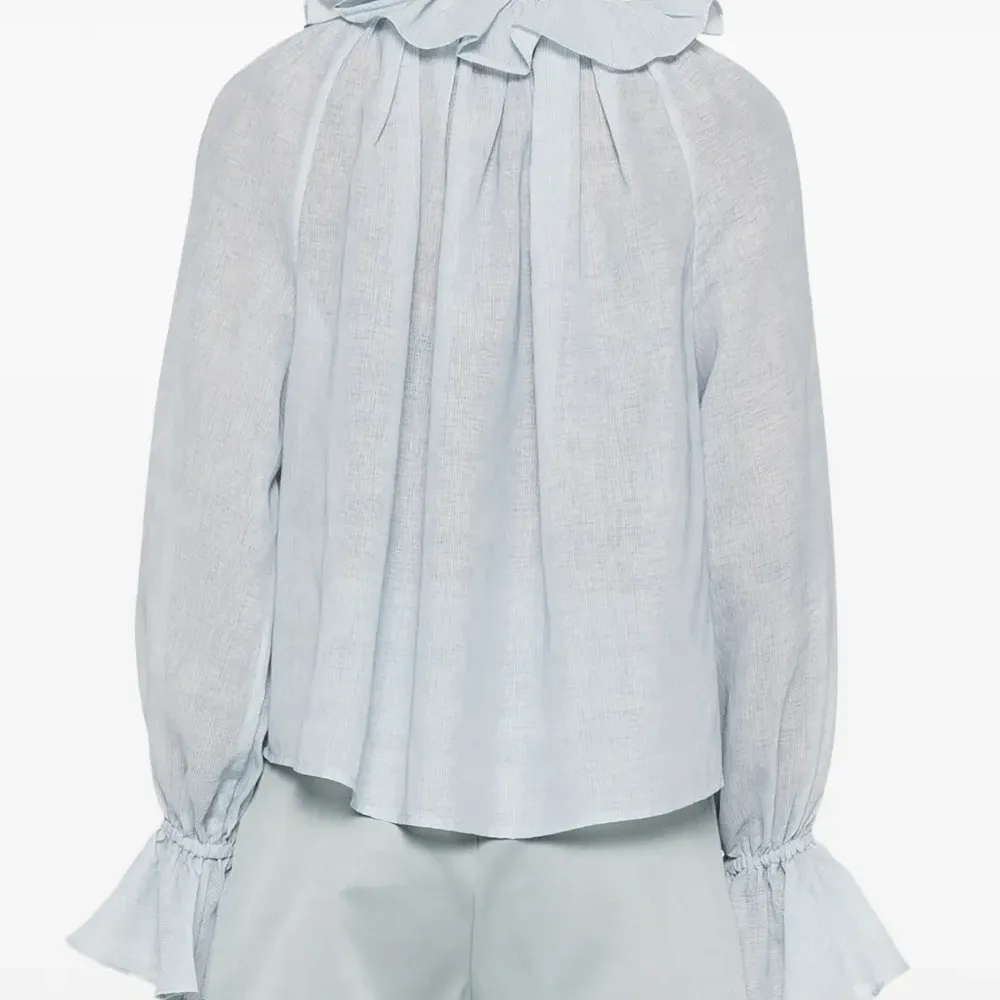 Блузка с оборками на рукавах