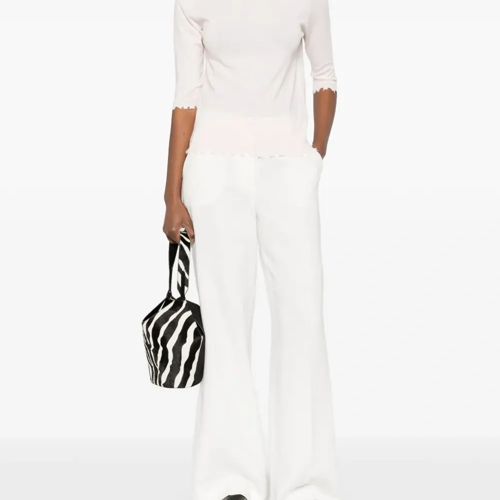 Джемпер с короткими рукавами и волнистым краем