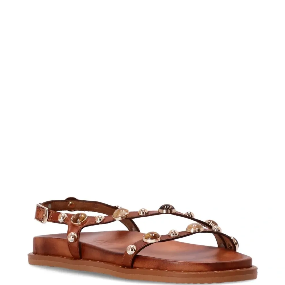 Босоножки с пряжкой, украшенные заклёпками Босоножки с пряжкой, украшенные заклёпками