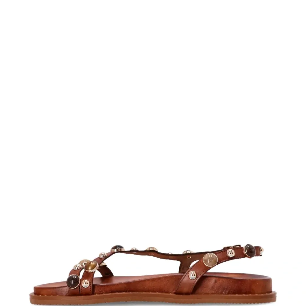 Босоножки с пряжкой, украшенные заклёпками Босоножки с пряжкой, украшенные заклёпками