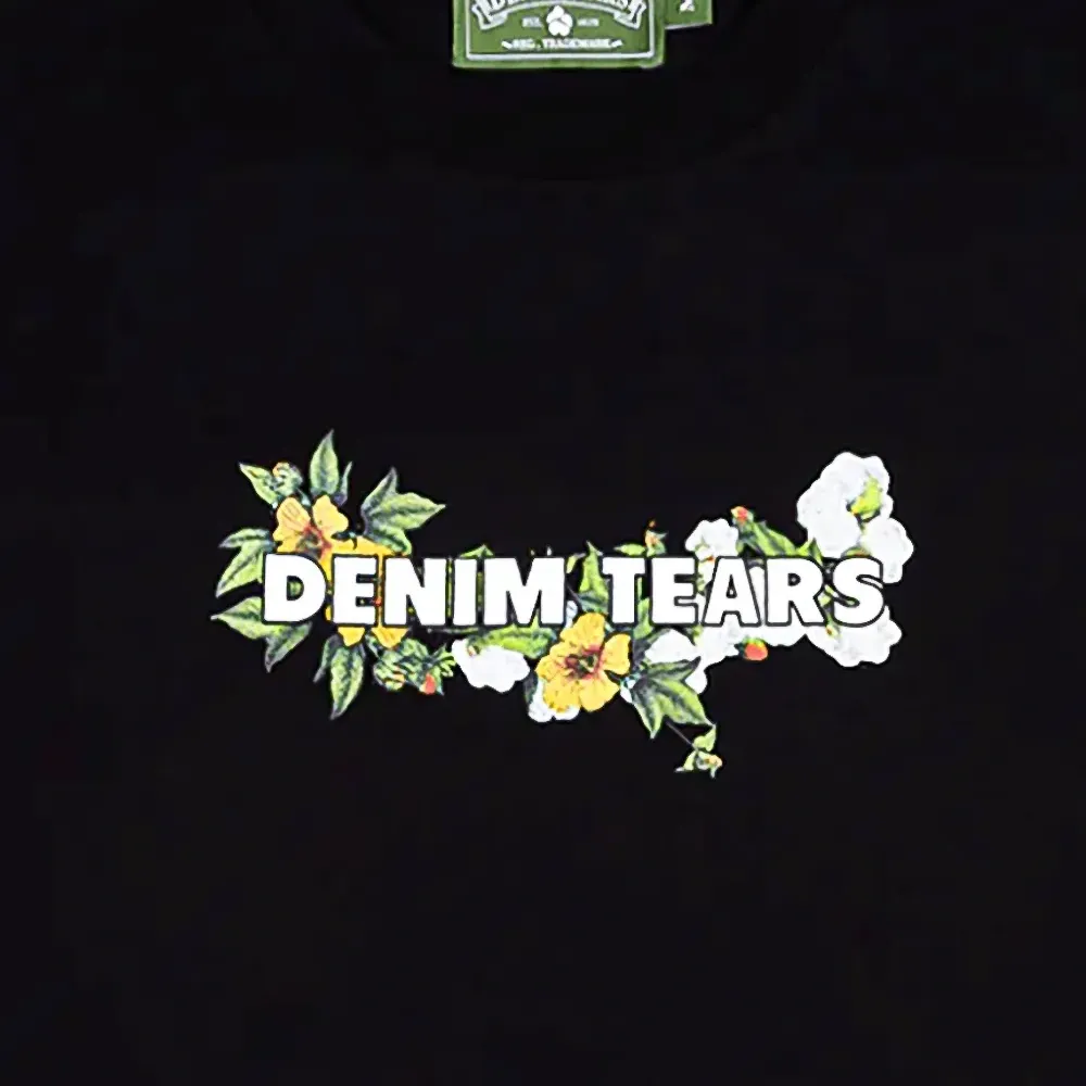 Футболка с цветочным логотипом