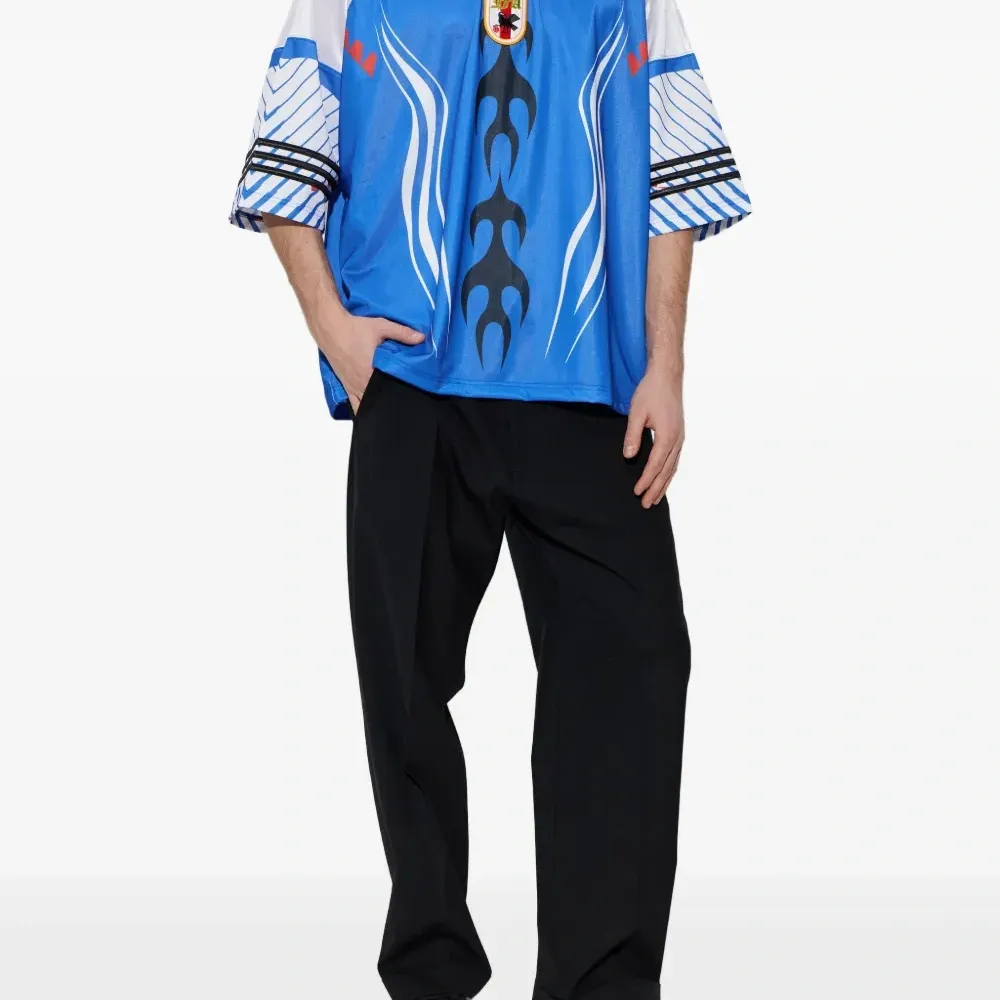 Футболка с графическим принтом и V-образным вырезом