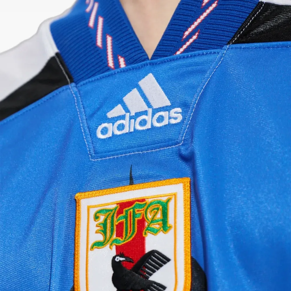 Футболка с графическим принтом и V-образным вырезом