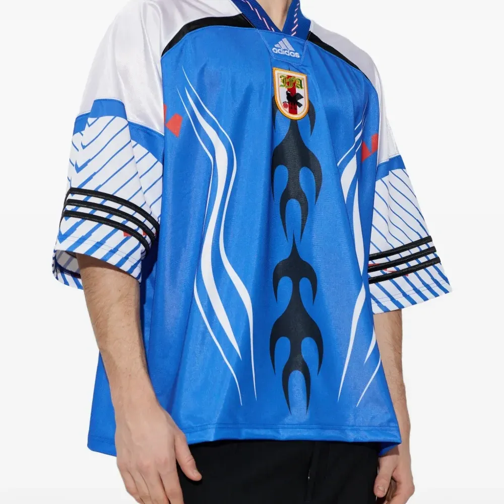 Футболка с графическим принтом и V-образным вырезом