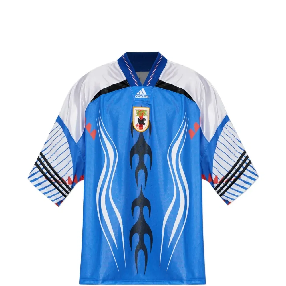 Футболка с графическим принтом и V-образным вырезом