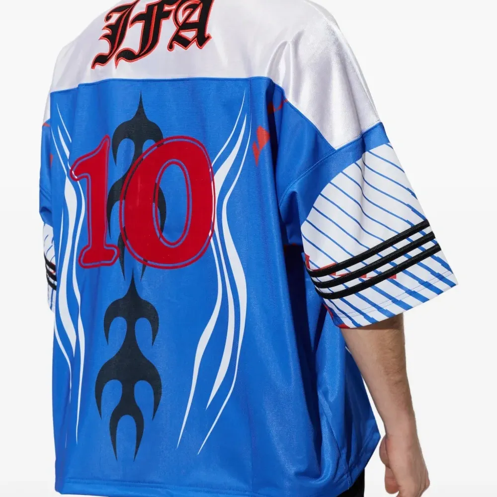 Футболка с графическим принтом и V-образным вырезом