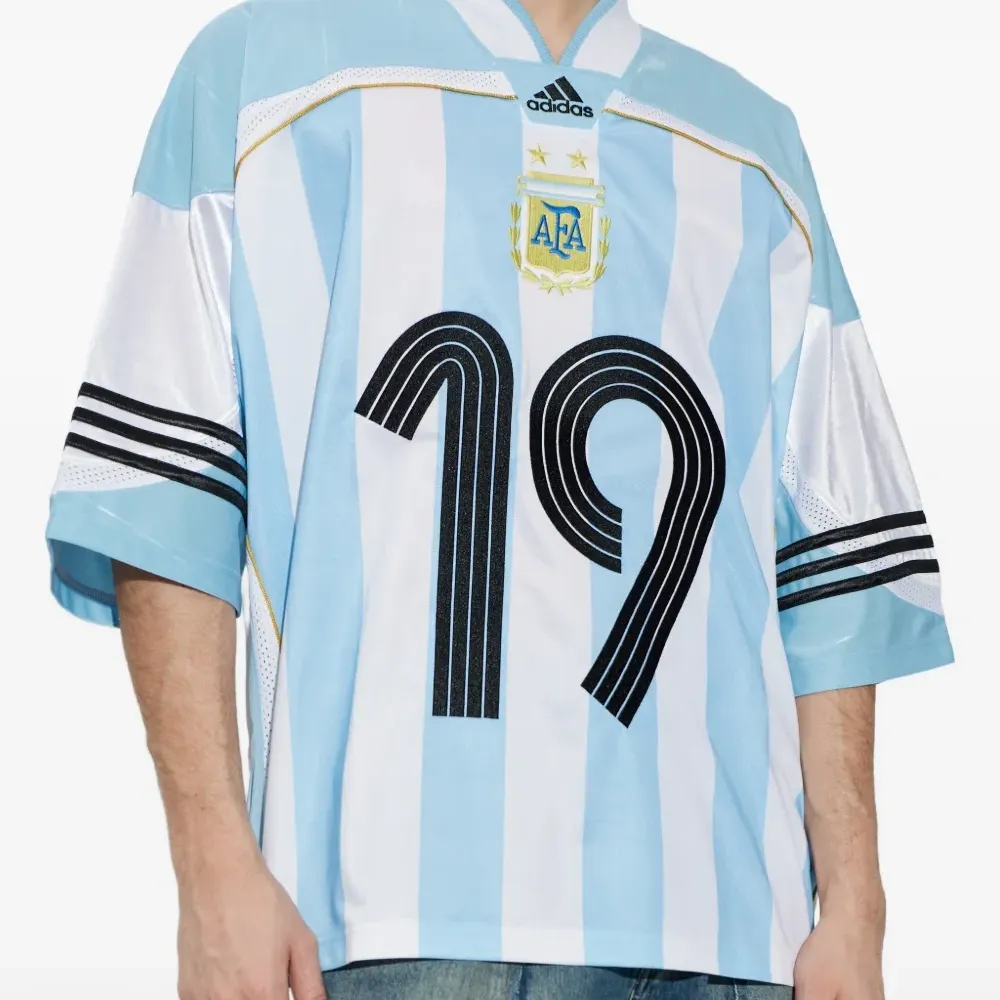 Футболка с V-образным вырезом в полоску