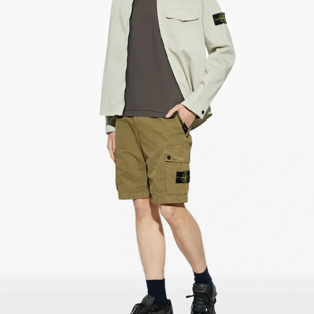 Футболка с длинными рукавами и нашивкой-логотипом