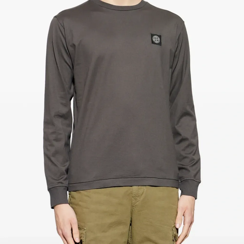 Футболка с длинными рукавами и нашивкой-логотипом