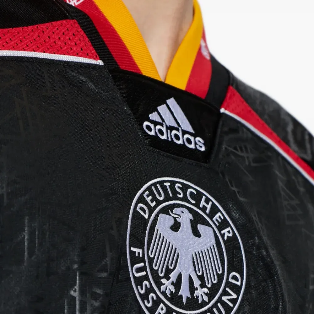 Футболка с узором и V-образным вырезом