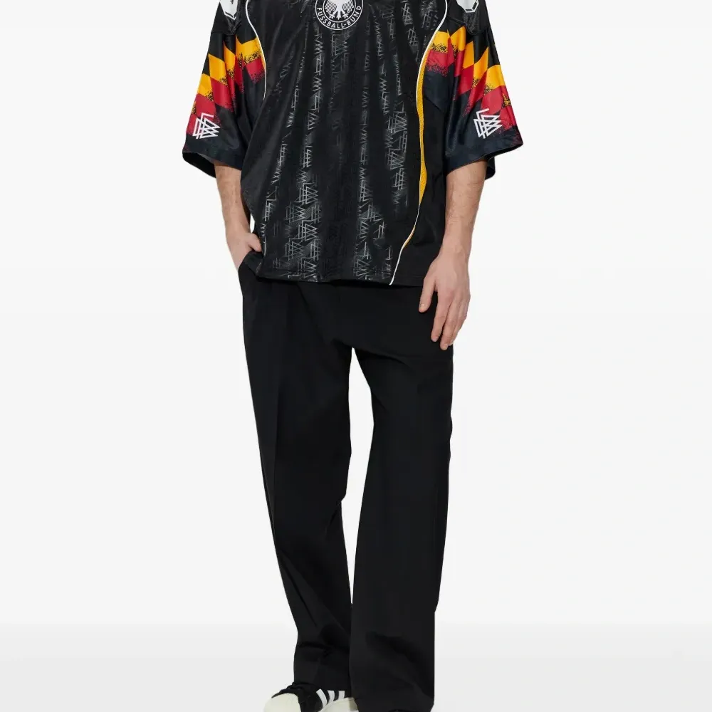 Футболка с узором и V-образным вырезом