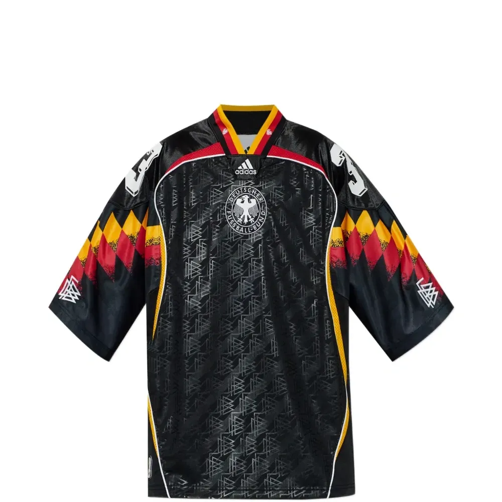 Футболка с узором и V-образным вырезом